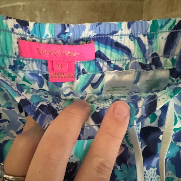 EUC Lilly Pulitzer Run Around Shorts - Picture 2 of 3